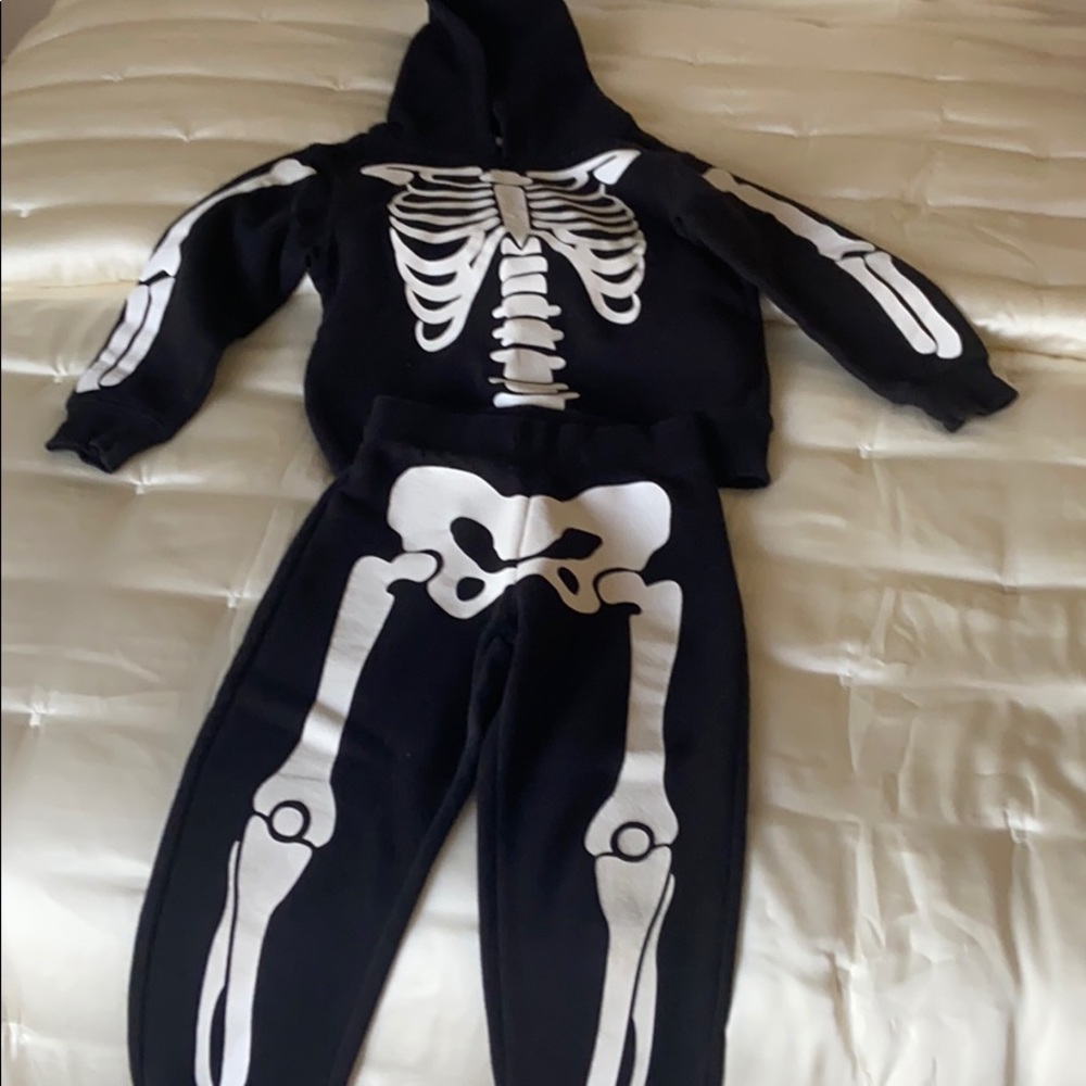 Size 2-4 H&M sweats. Glow in the dark